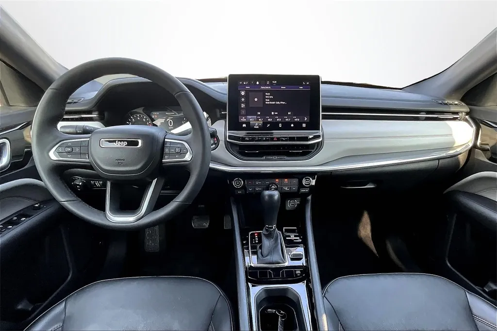 2023 Jeep Compass Limited photo 3