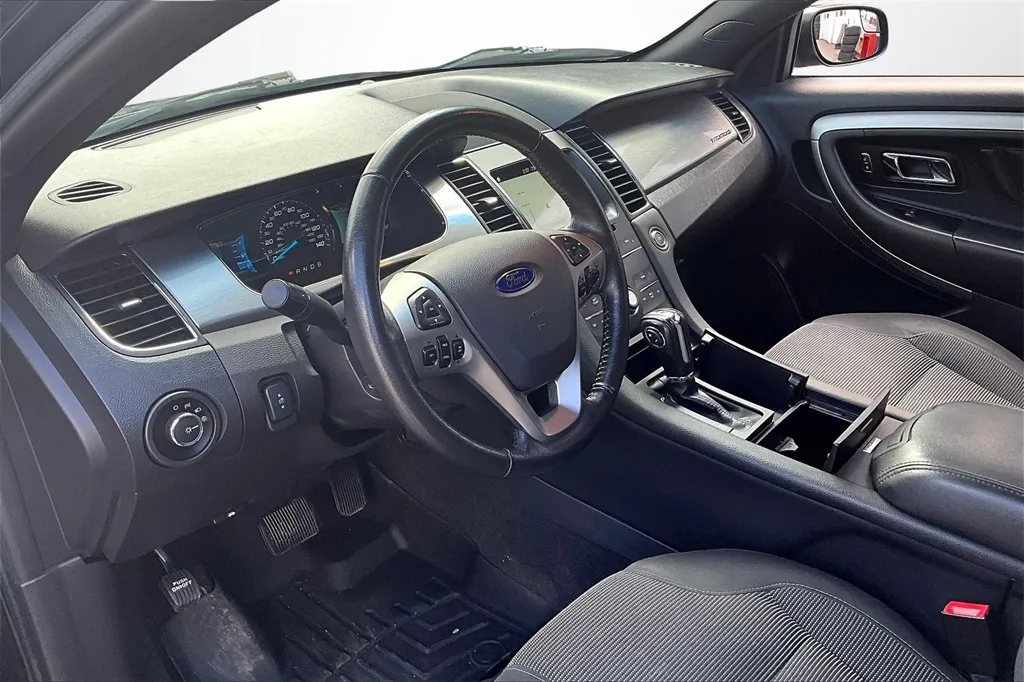 2016 Ford Taurus SEL photo 6