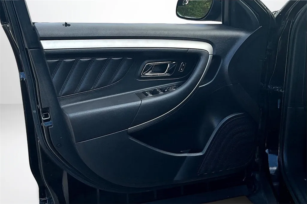 2016 Ford Taurus SEL photo 7