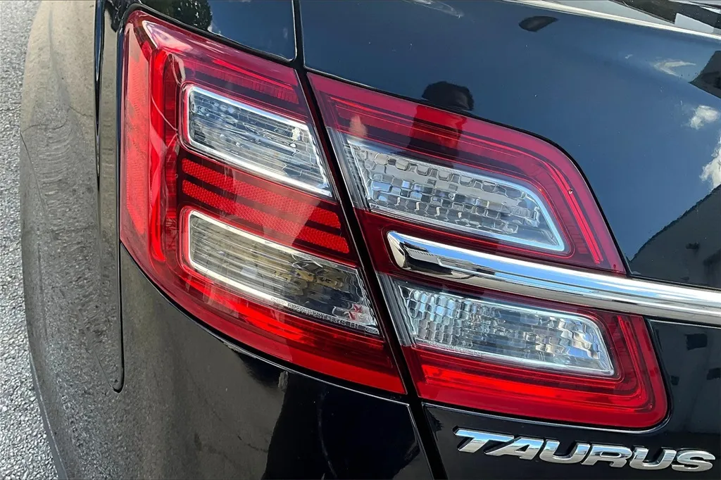 2016 Ford Taurus SEL photo 8