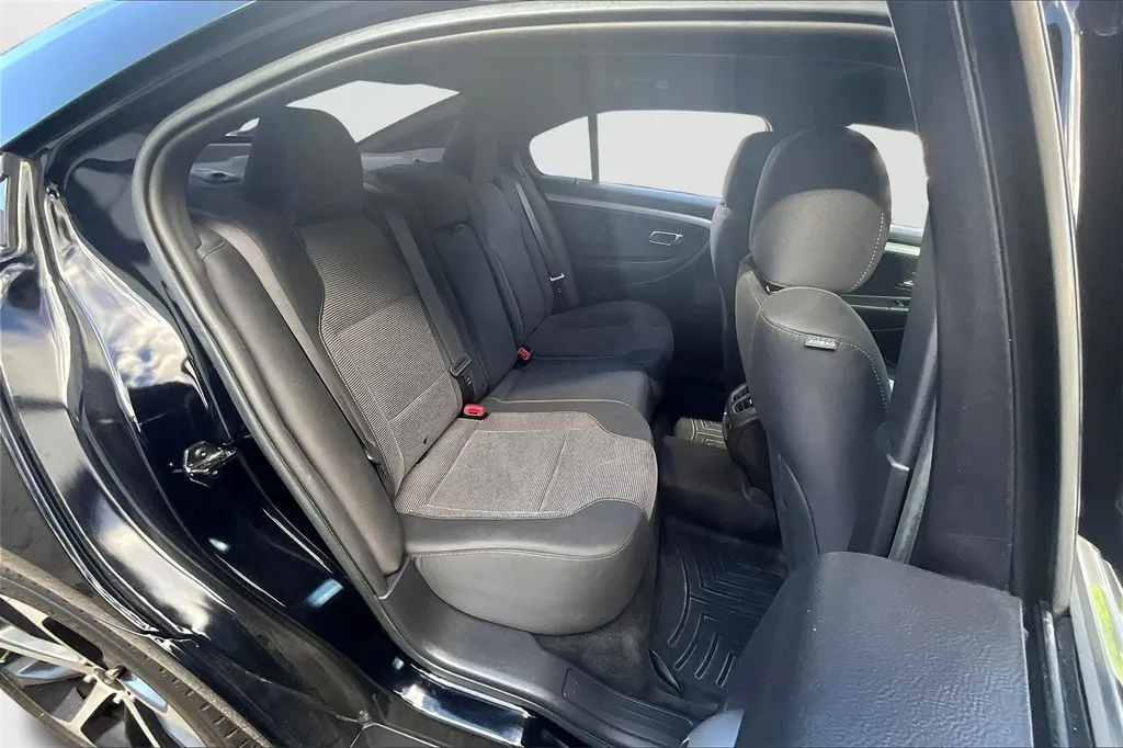 2016 Ford Taurus SEL photo 29