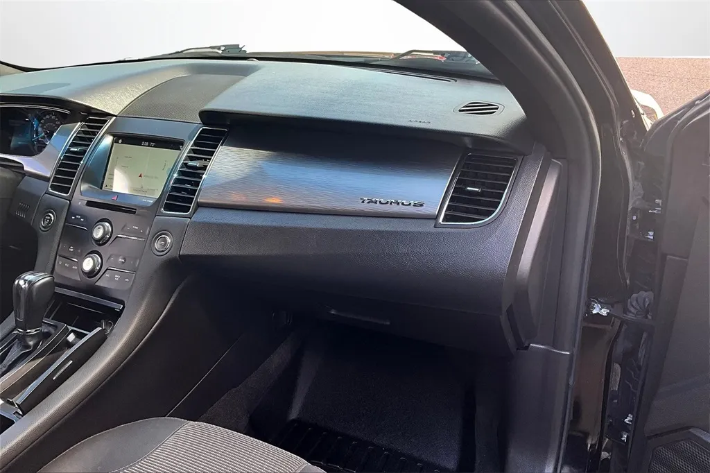 2016 Ford Taurus SEL photo 9