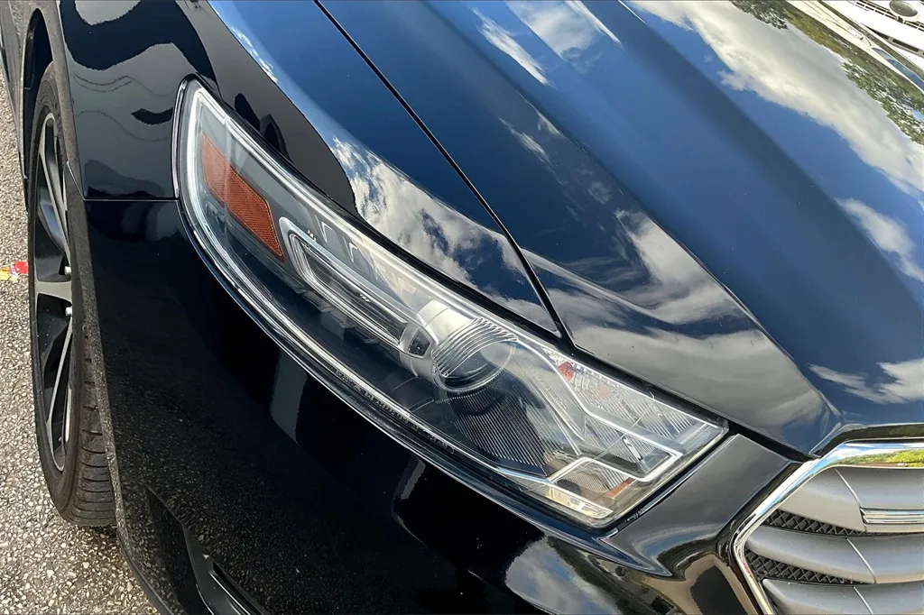 2016 Ford Taurus SEL photo 21