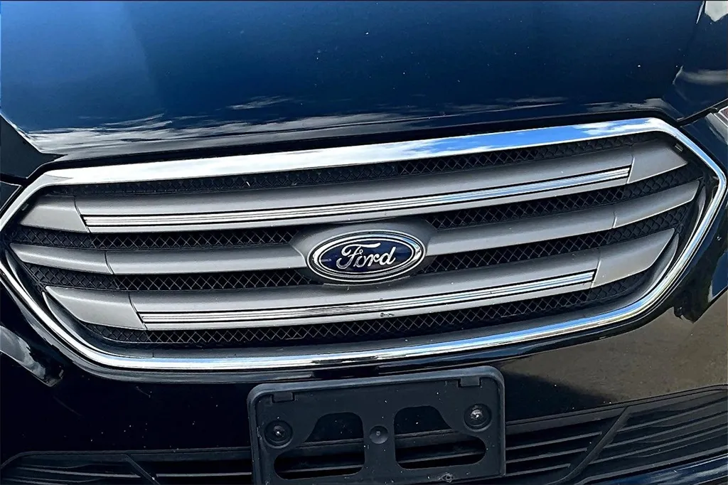 2016 Ford Taurus SEL photo 31