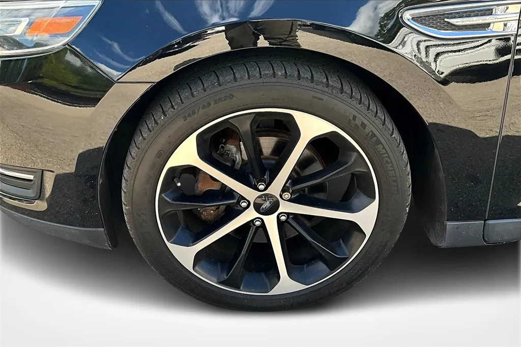 2016 Ford Taurus SEL photo 11