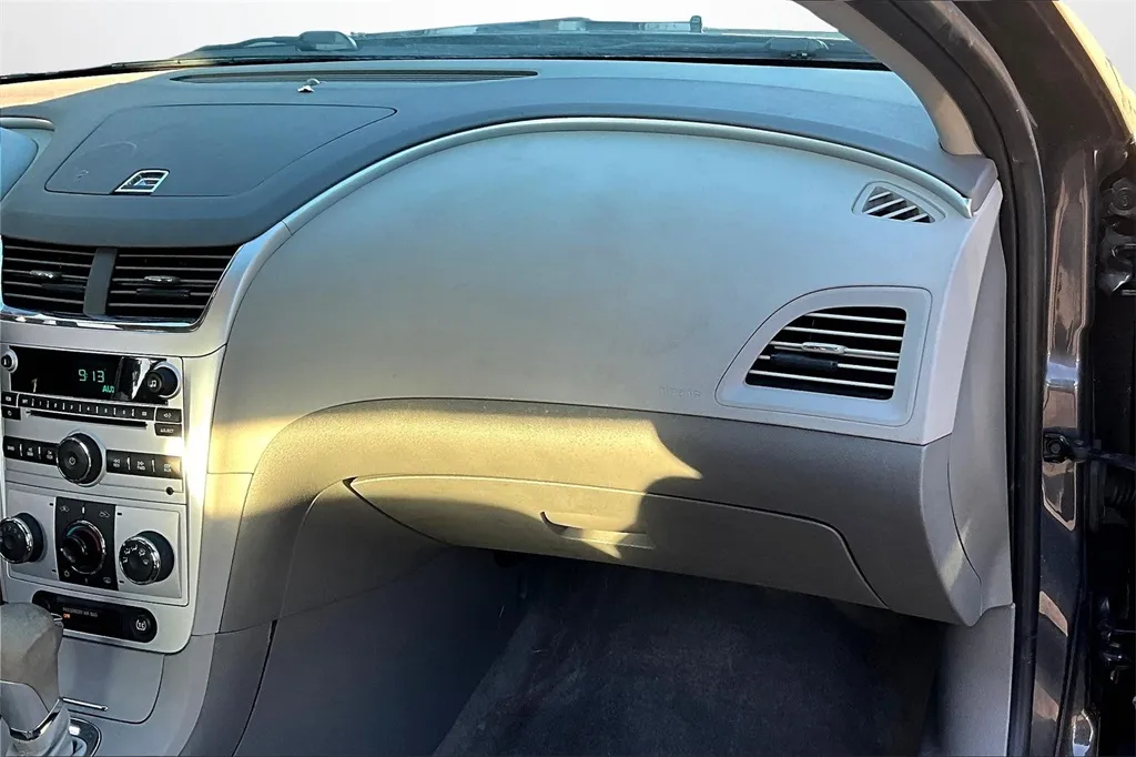 2011 Chevrolet Malibu LS photo 6