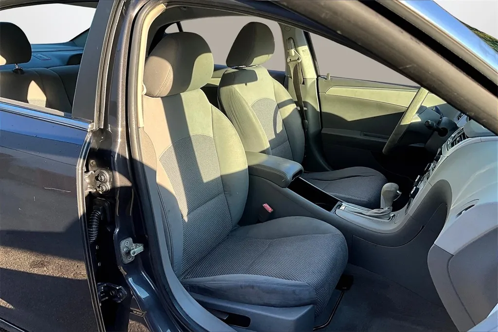 2011 Chevrolet Malibu LS photo 26