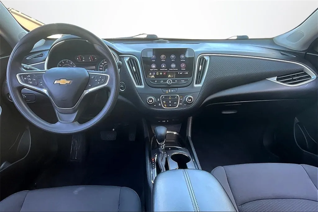 2023 Chevrolet Malibu 1LT photo 2