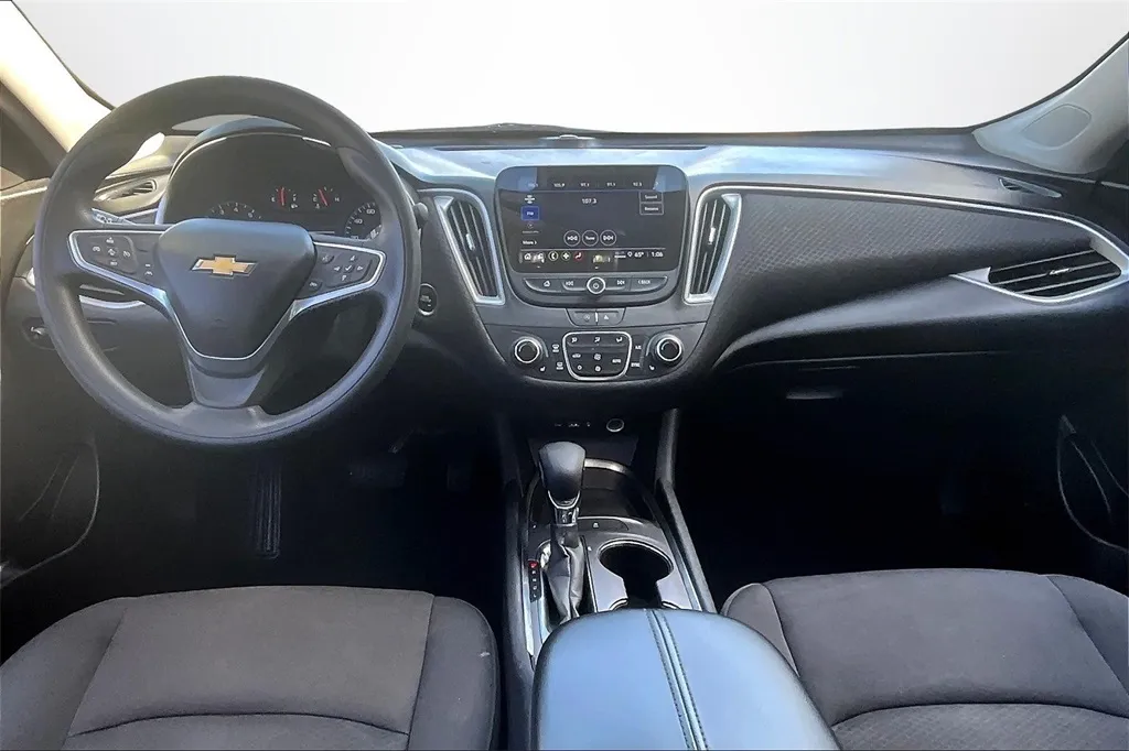2023 Chevrolet Malibu 1LT photo 3