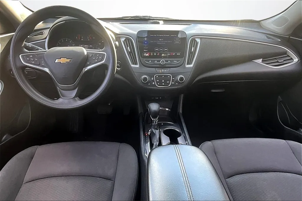 2023 Chevrolet Malibu 1LT photo 2