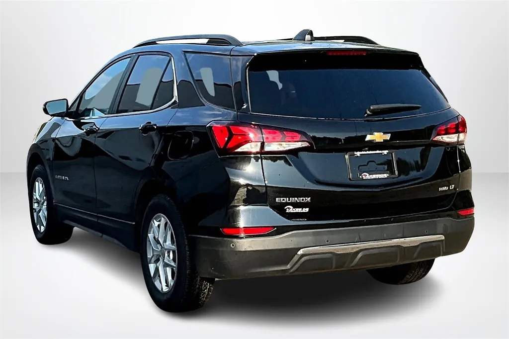 2022 Chevrolet Equinox LT photo 2