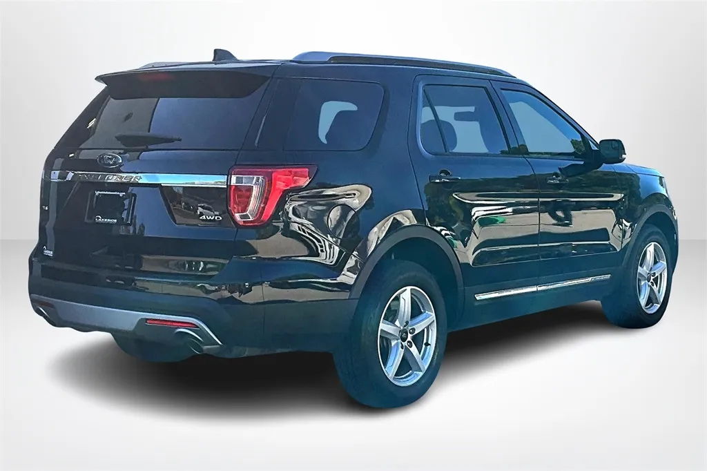 2017 Ford Explorer XLT photo 4