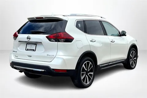 More photos of 2018 Nissan Rogue SL at Lakeside Automotive Group, MI