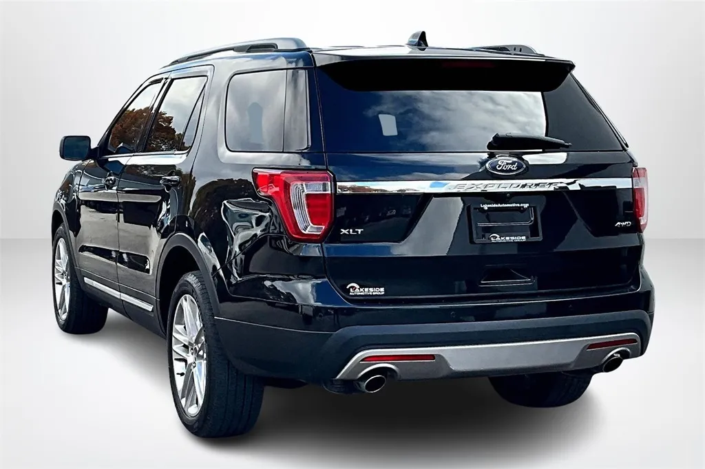 2017 Ford Explorer XLT photo 2