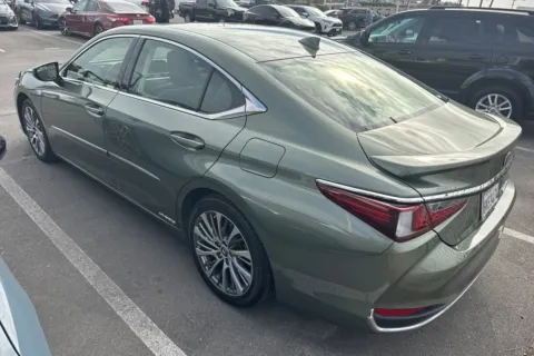 More photos of 2019 Lexus ES 300h at Mossy Toyota, CA