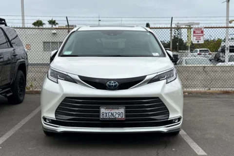 More photos of 2021 Toyota Sienna Limited at Mossy Toyota, CA