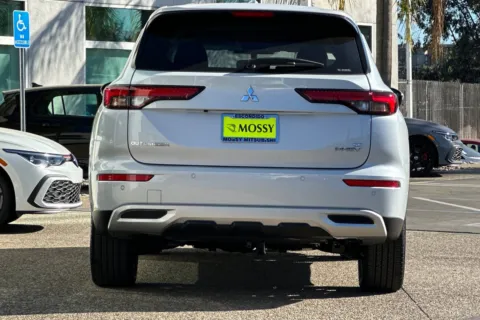 More photos of 2025 Mitsubishi Outlander PHEV SE at Mossy Mitsubishi, CA
