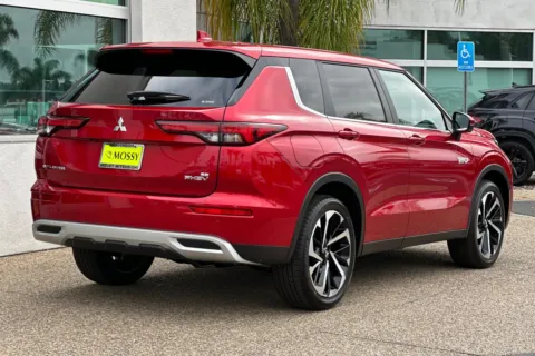 More photos of 2025 Mitsubishi Outlander PHEV SE at Mossy Mitsubishi, CA