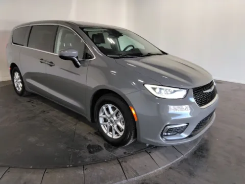 More photos of 2023 Chrysler Pacifica Touring L at Clement Supercenter, MO
