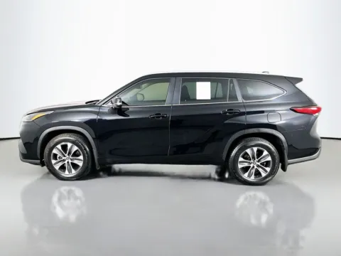 More photos of 2023 Toyota Highlander XLE at Clement Supercenter, MO