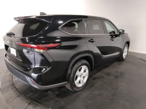 More photos of 2024 Toyota Highlander LE at Clement Supercenter, MO