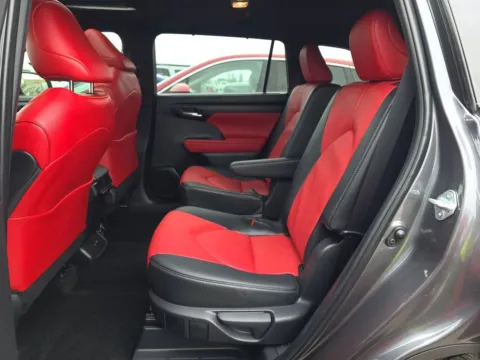 More photos of 2025 Toyota Highlander Limited at Clement Supercenter, MO