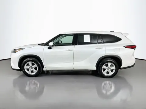 More photos of 2022 Toyota Highlander LE at Clement Supercenter, MO