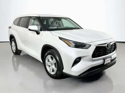 More photos of 2022 Toyota Highlander LE at Clement Supercenter, MO