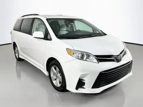 More photos of 2020 Toyota Sienna LE at Clement Supercenter, MO