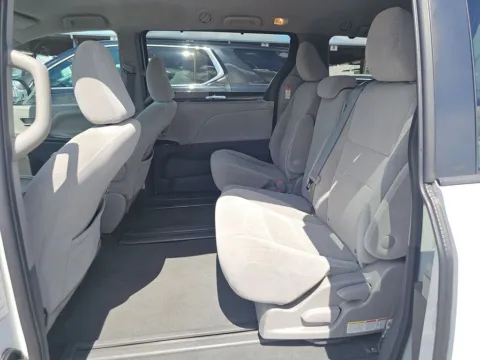 More photos of 2020 Toyota Sienna LE at Clement Supercenter, MO