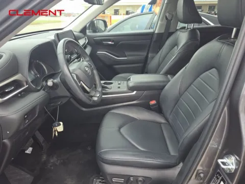 Another view of 2023 Toyota Highlander Hybrid XLE for sale in St. Charles, MO at Clement Supercenter