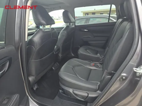 More photos of 2023 Toyota Highlander Hybrid XLE at Clement Supercenter, MO