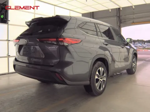 More photos of 2023 Toyota Highlander Hybrid XLE at Clement Supercenter, MO