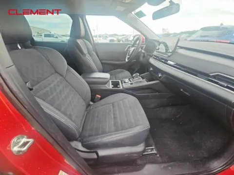 More photos of 2023 Mitsubishi Outlander SE at Clement Supercenter, MO