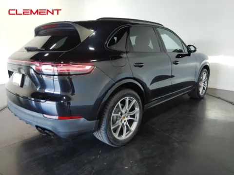 More photos of 2022 Porsche Cayenne at Clement Supercenter, MO