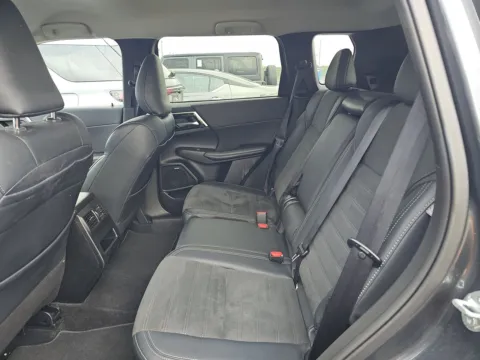 More photos of 2025 Mitsubishi Outlander SE at Clement Pre-Owned, MO
