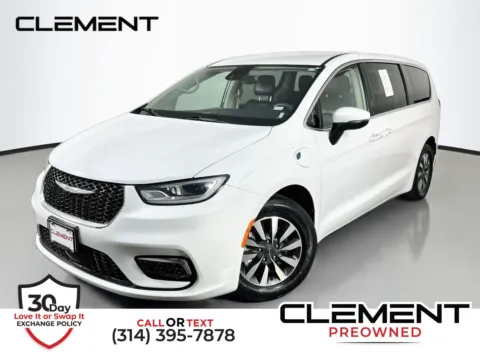 White 2023 Chrysler Pacifica Hybrid Touring L for sale in Florissant, MO