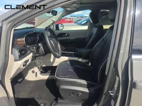 More photos of 2023 Chrysler Pacifica Limited at Clement Pre-Owned, MO