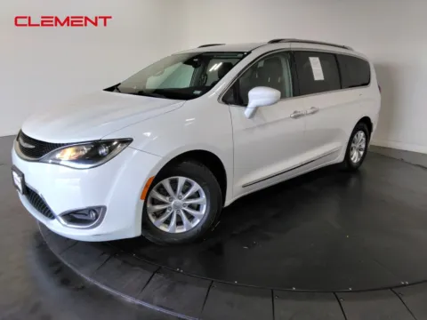 White 2018 Chrysler Pacifica Touring L for sale in Florissant, MO