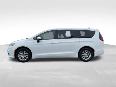 More photos of 2023 Chrysler Pacifica Touring L at Bridge Auto Group, NJ