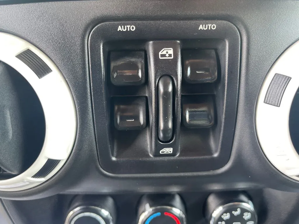 2014 Jeep Wrangler Unlimited Sahara - Photo 17