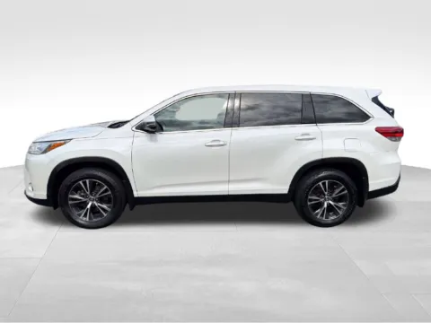 More photos of 2019 Toyota Highlander LE at Bridge Auto Group, NJ