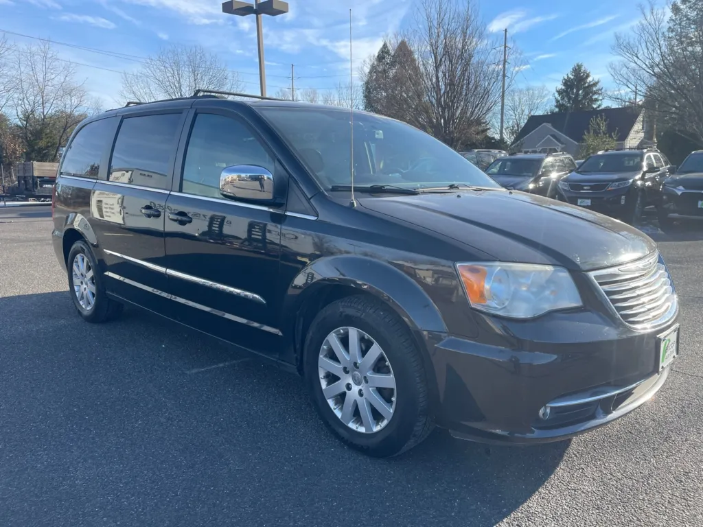 Used 2011 Chrysler Town & Country Touring-L for sale in Berlin, NJ