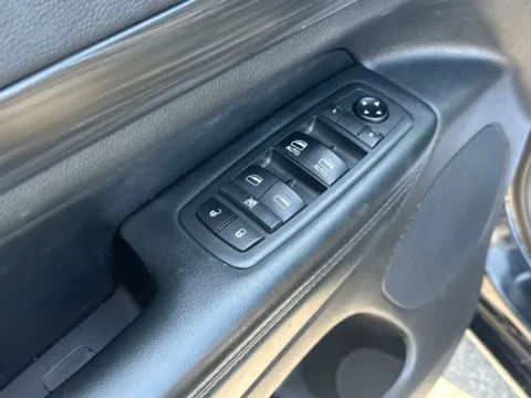 More photos of 2019 Jeep Grand Cherokee Altitude at Bridge Auto Group, NJ