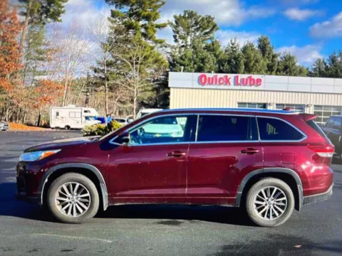 Photos of 2018 Toyota Highlander SE for sale in Nashua, NH at CarFive Nashua, NH