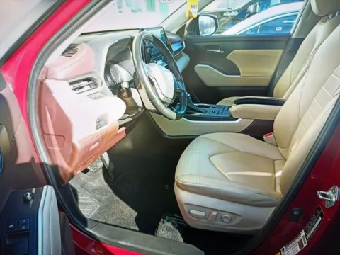 More photos of 2020 Toyota Highlander XLE at CarFive Nashua, NH, NH