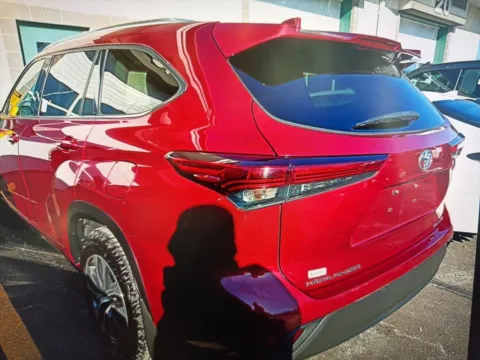 Photos of 2020 Toyota Highlander XLE for sale in Nashua, NH at CarFive Nashua, NH