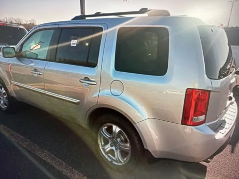 Photos of 2015 Honda Pilot EX-L for sale in Nashua, NH at CarFive Nashua, NH