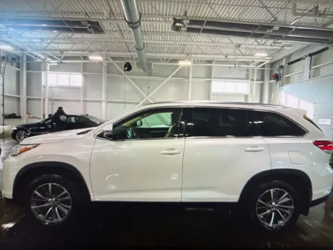 Photos of 2019 Toyota Highlander XLE for sale in Nashua, NH at CarFive Nashua, NH