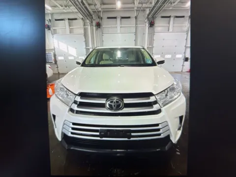 More photos of 2019 Toyota Highlander XLE at CarFive Nashua, NH, NH